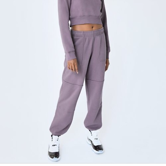 Black Aritzia TNA Boyfriend Cargo Sweatpants - Picture 2 of 4